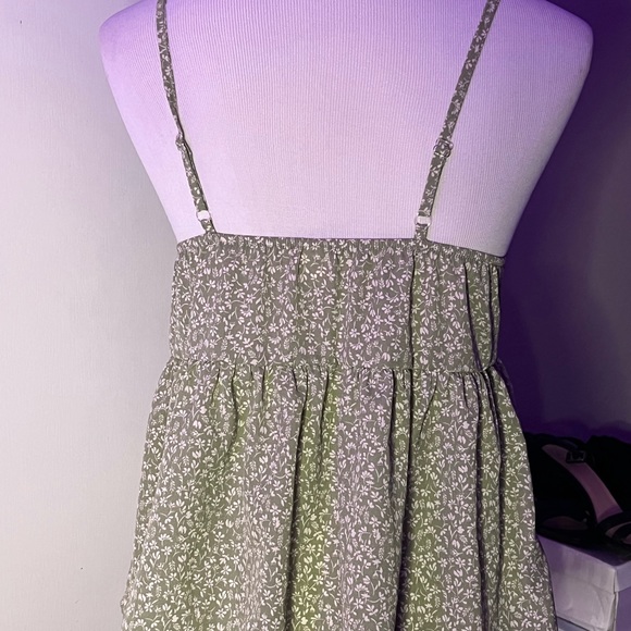 Cute flower shirt 🌸 - Picture 4 of 6